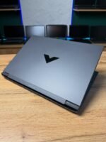 HP Victus 15-fb3041nw вид ззаду