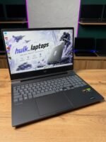 HP Victus 15-fb3041nw відкритий ноутбук