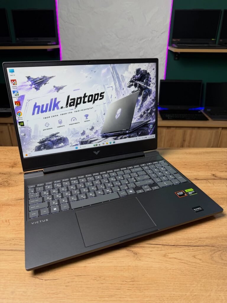HP Victus 15-fb3041nw відкритий ноутбук