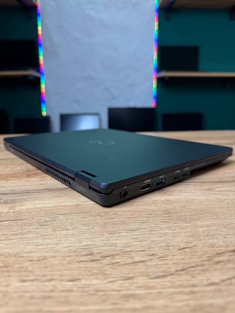 Fujitsu LifeBook U7311 — вид зправа