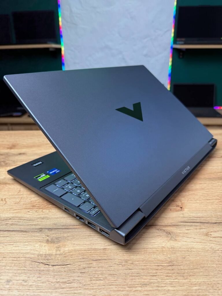 HP Victus 15-fa2093dx — вигляд збоку