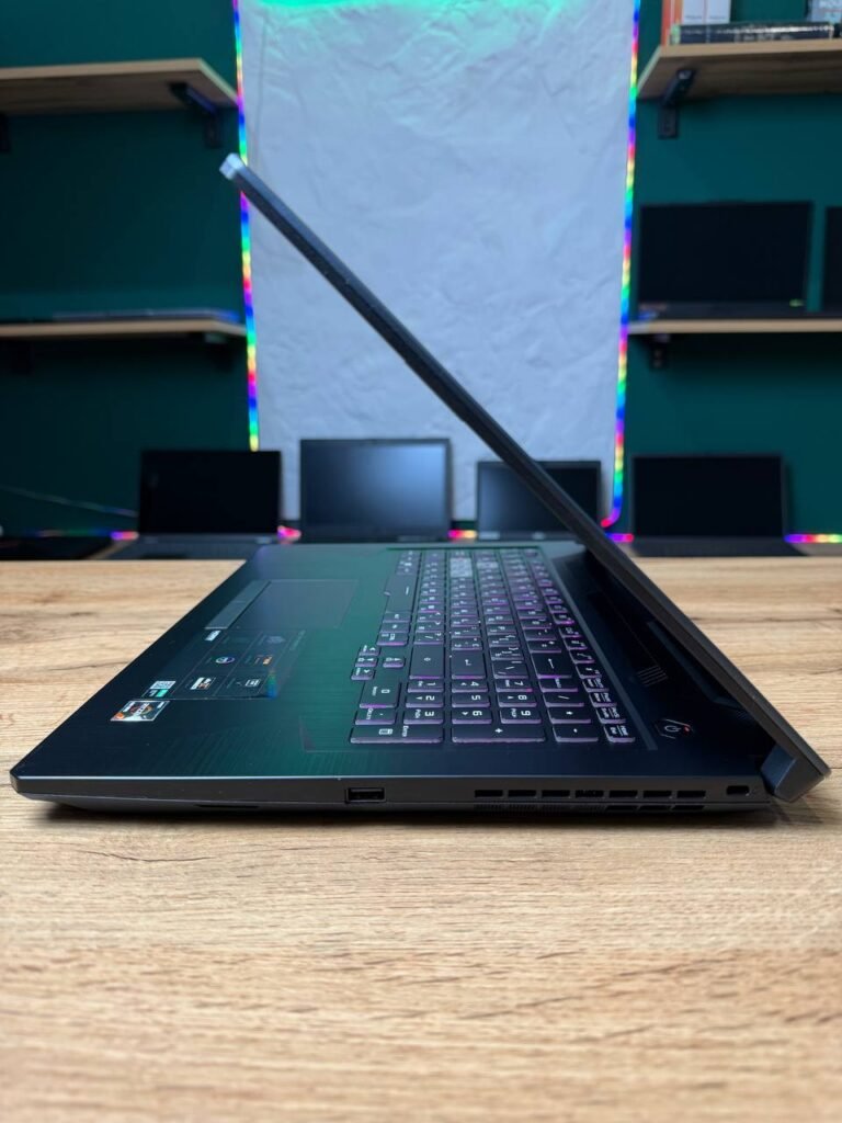 ASUS TUF Gaming A17 FA706IU — вид збоку