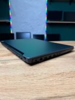 ASUS TUF Gaming A17 FA706IU — вид зправа