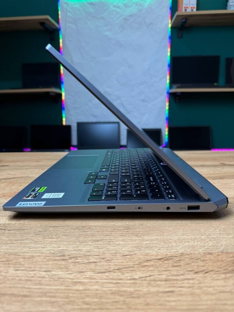 Lenovo LOQ 15ARP9 — вид збоку