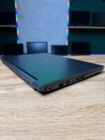 Acer Aspire 7 A715-42G — вид зправа
