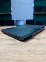 HP OMEN 15 — вид зправа