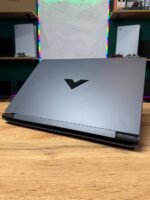 HP Victus 15-FA2711NC — вид зверху