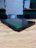 Acer Nitro V16 AI ANV16-42-R7BK — вид зправа