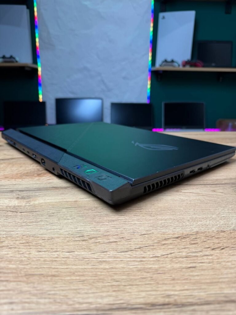 ASUS ROG Strix Scar G733CX — вид зправа