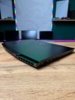 HP OMEN 15 — вид зправа