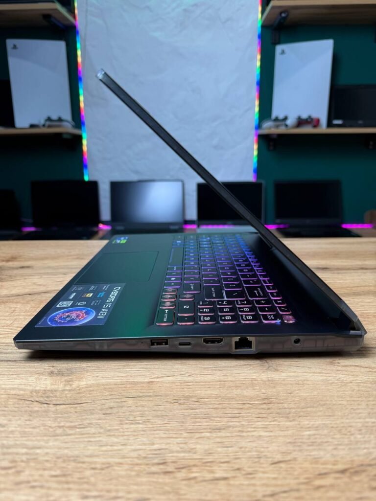 MSI Cyborg 15 A13V — вид збоку