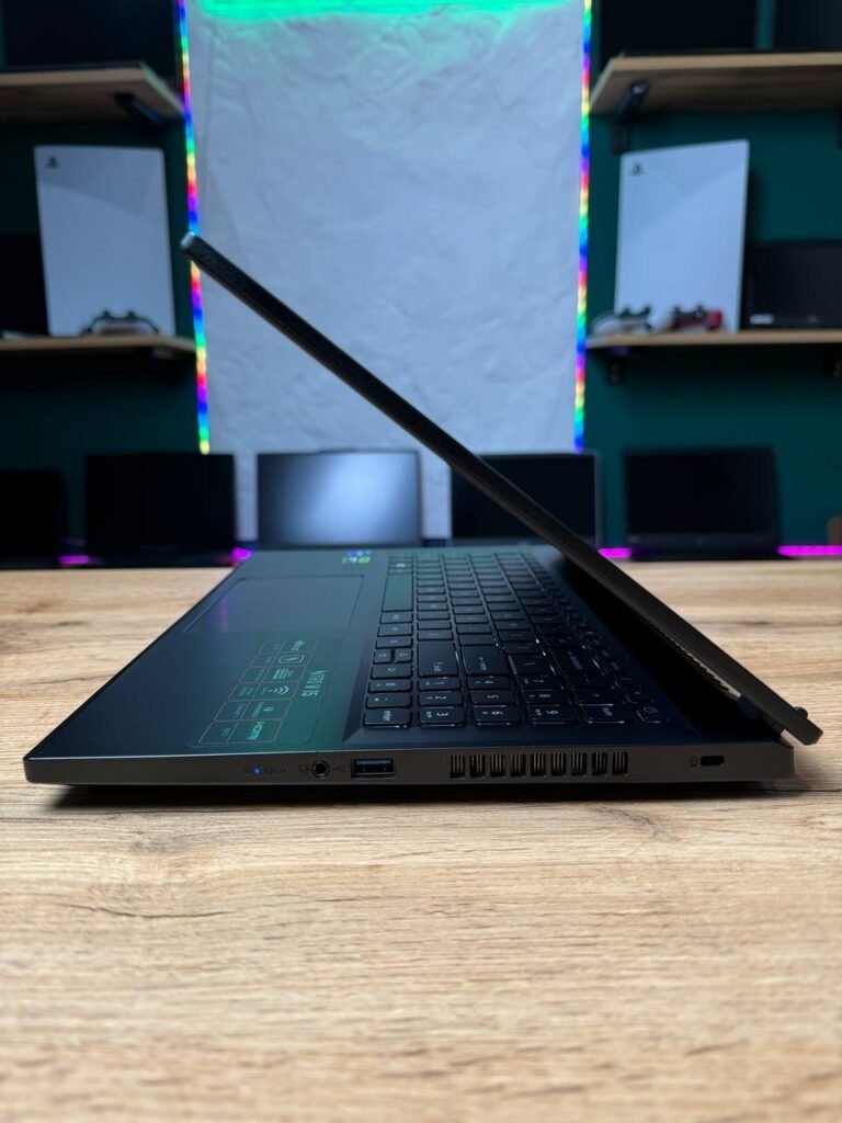 Acer Nitro V15 — вид збоку