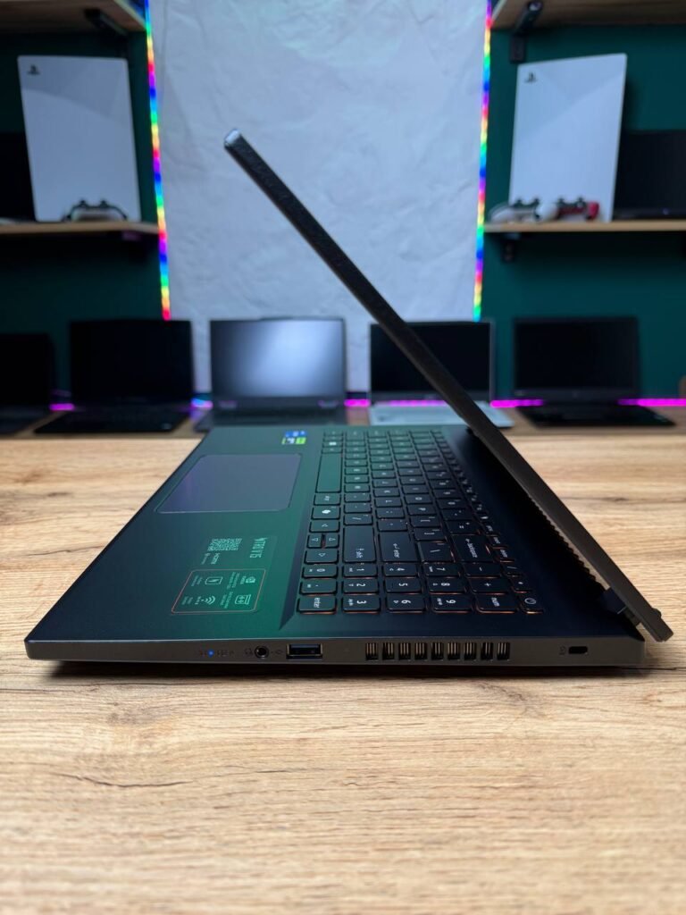 Acer Nitro V15 — вид збоку